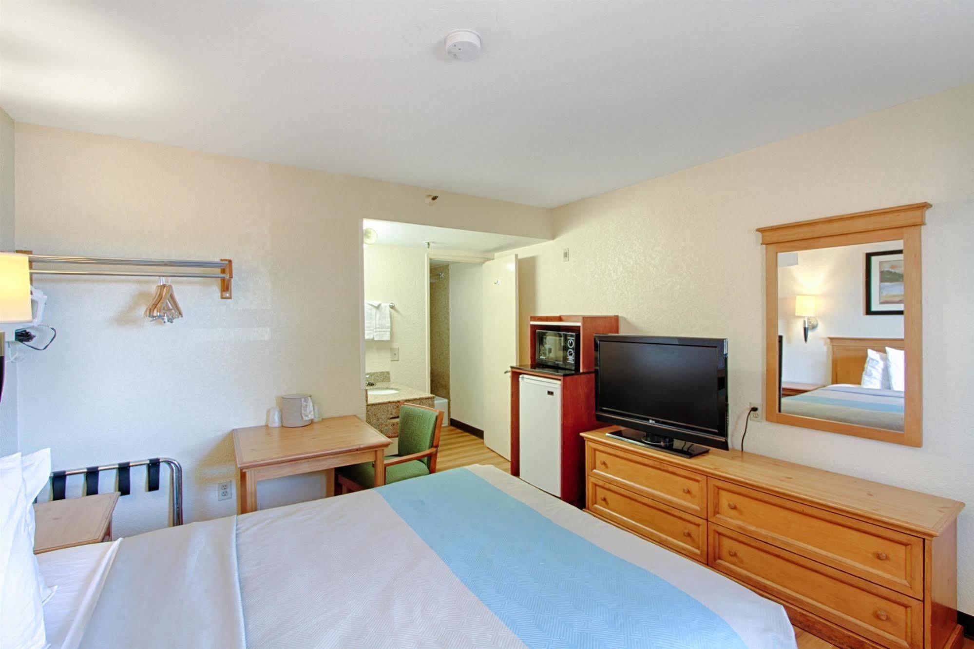 Motel 6 San Diego - Mission Valley Buitenkant foto