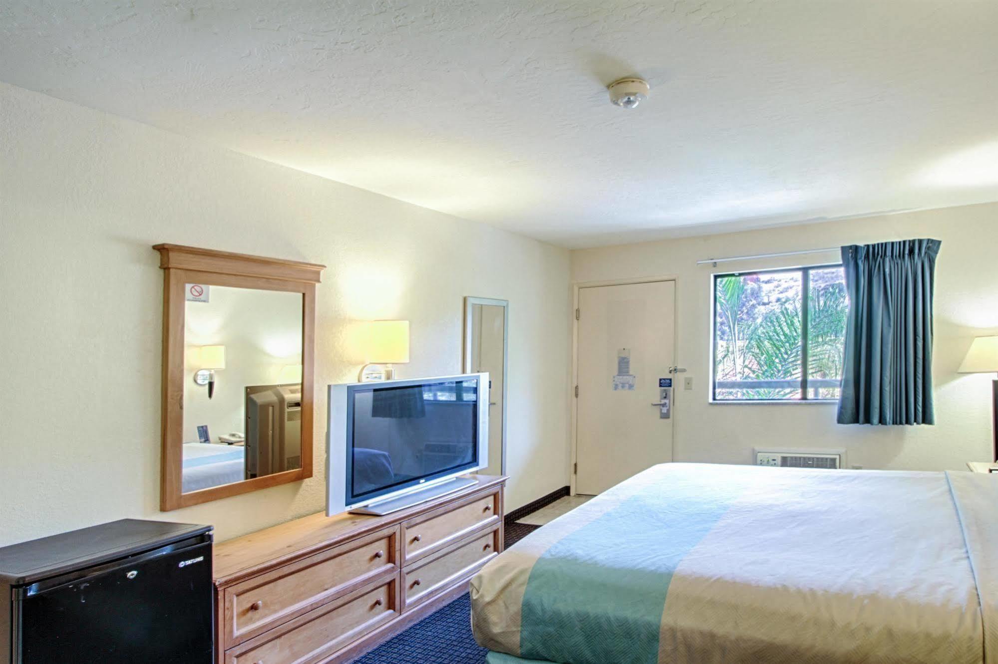 Motel 6 San Diego - Mission Valley Buitenkant foto